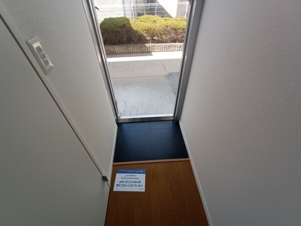 玄関(玄関スペース。部屋により家電設置あり。)