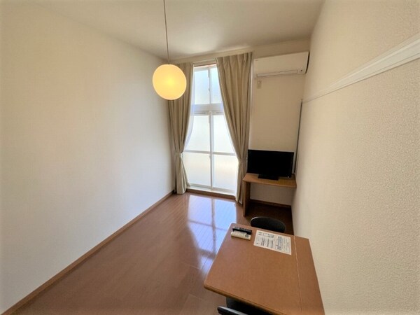 ベッドルーム(家電・家具付きのお部屋です。)