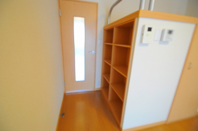 物件内観写真11　(ベット横に収納棚あり。雑誌や漫画も置けます。)