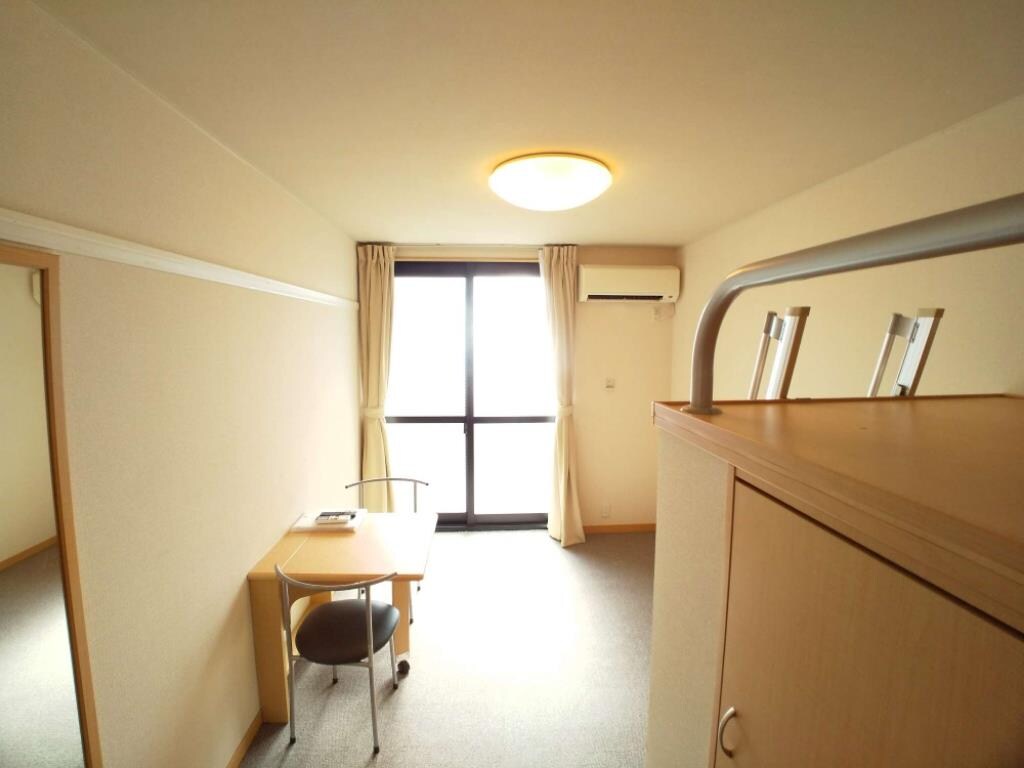 物件内観写真4　(ワイドな窓にて明るいお部屋)