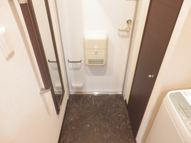 物件内観写真7　(靴収納が可能。姿見で外出前の見た目をチェック！)