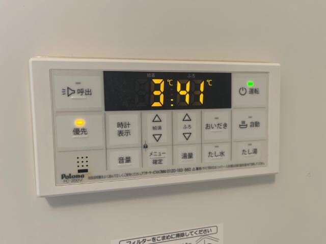 物件内観写真17　(給湯器リモコン)