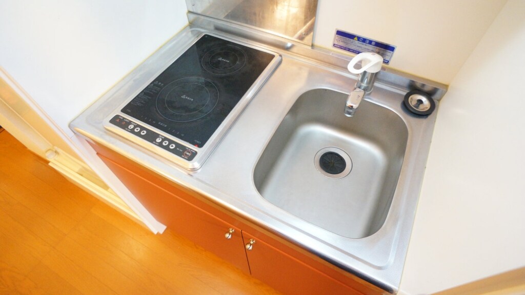 物件内観写真3　(コンパクトなキッチンで掃除もらくらく)