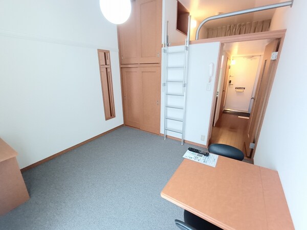 ベッドルーム(家電・家具付きのお部屋です。)