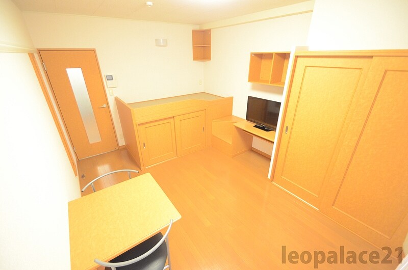 物件内観写真6　(1Fフローリング２Ｆ絨毯　設備・仕様が異なる場合がございます)