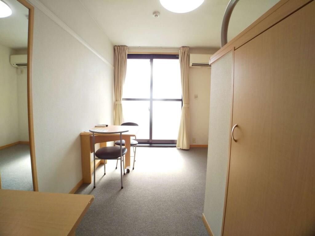 物件内観写真4　(ワイドな窓にて明るいお部屋)