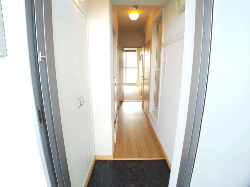 物件内観写真7　(玄関ドアは防犯サムターン設置)