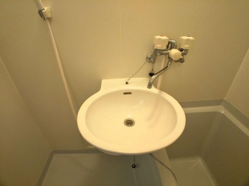 物件内観写真10　(鏡を備え　準備のしやすい洗面台)