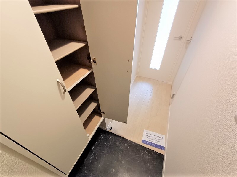 物件内観写真7　(玄関には下駄箱スペースがあります。)