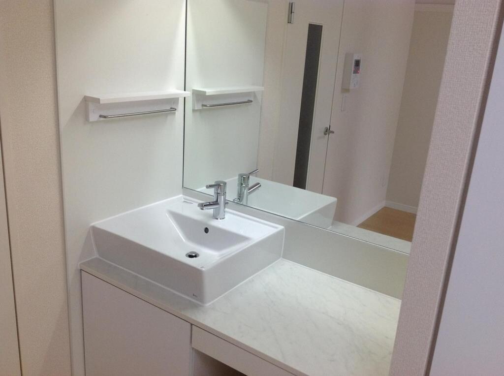 物件内観写真14　(居室内にあるので、朝の準備も快適です。)