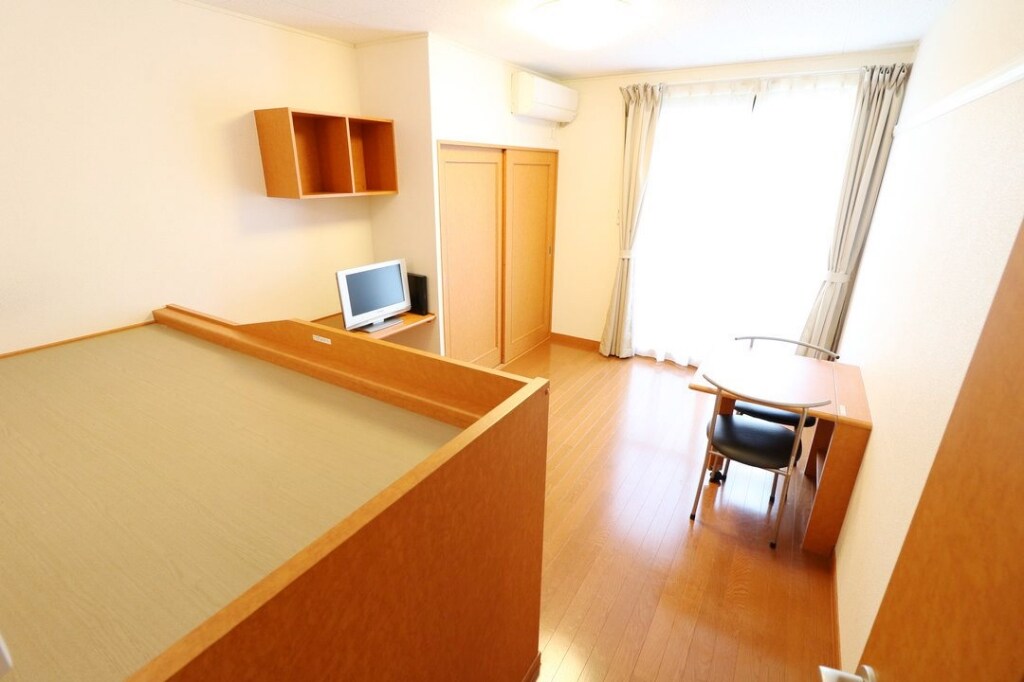 物件内観写真15　(カーテン、照明が付いているので入居時の手間がかかりません！)