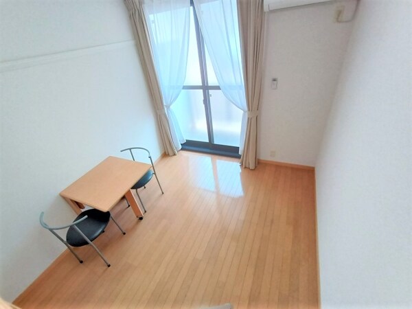 ベッドルーム(家電・家具付きのお部屋です。)