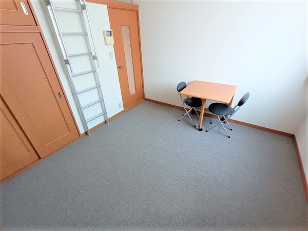 ベッドルーム(家電・家具付きのお部屋です。)