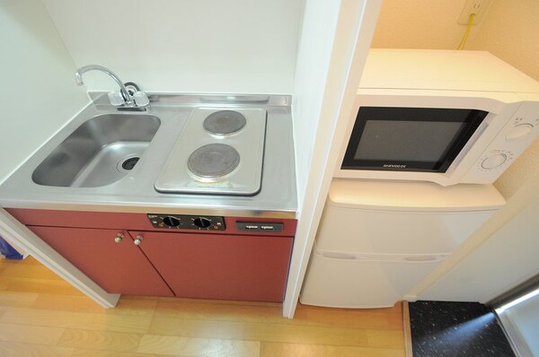 キッチン(2口電熱コンロ・電子レンジ・冷蔵庫付き)