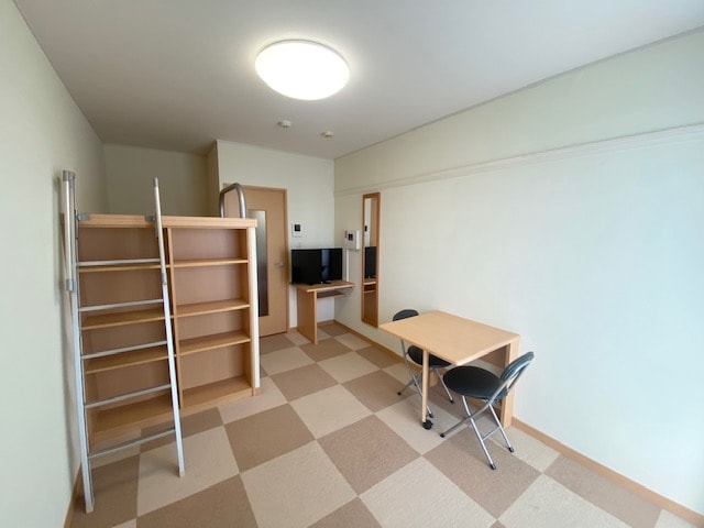 物件内観写真5　(ロフト下にウォークインクローゼットがあります。)