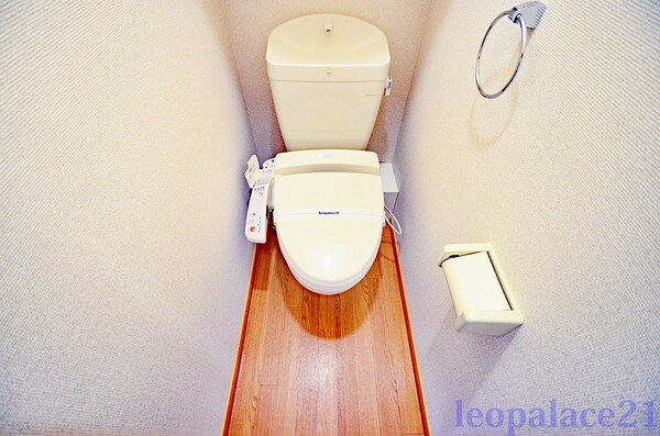 その他(明るく清潔感のあるトイレ。温水洗浄便座　完備！！)