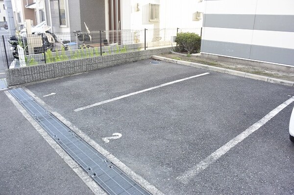 その他(レオパレスティートゥリーの敷地内駐車場です。)