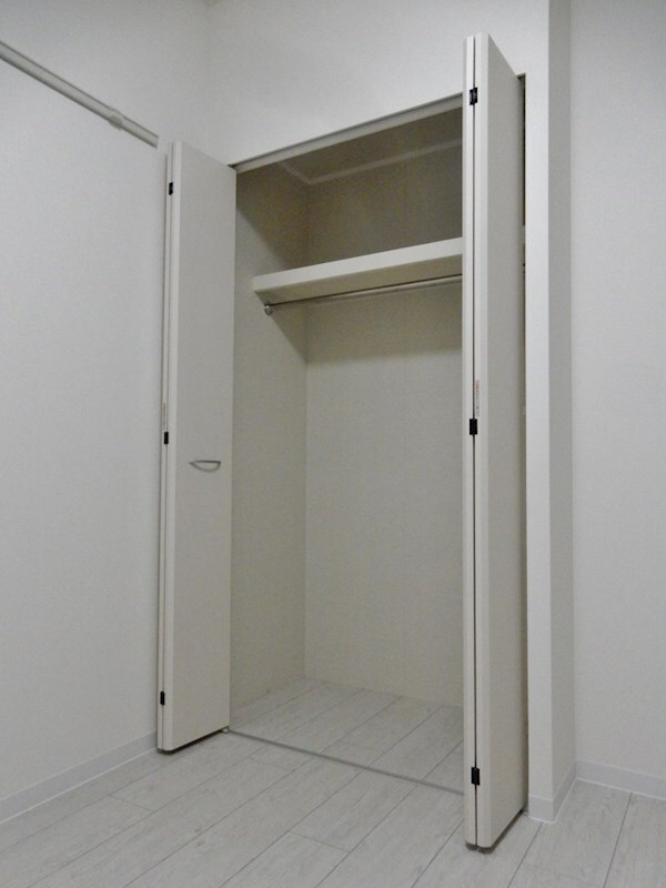 物件内観写真2　(広々収納)