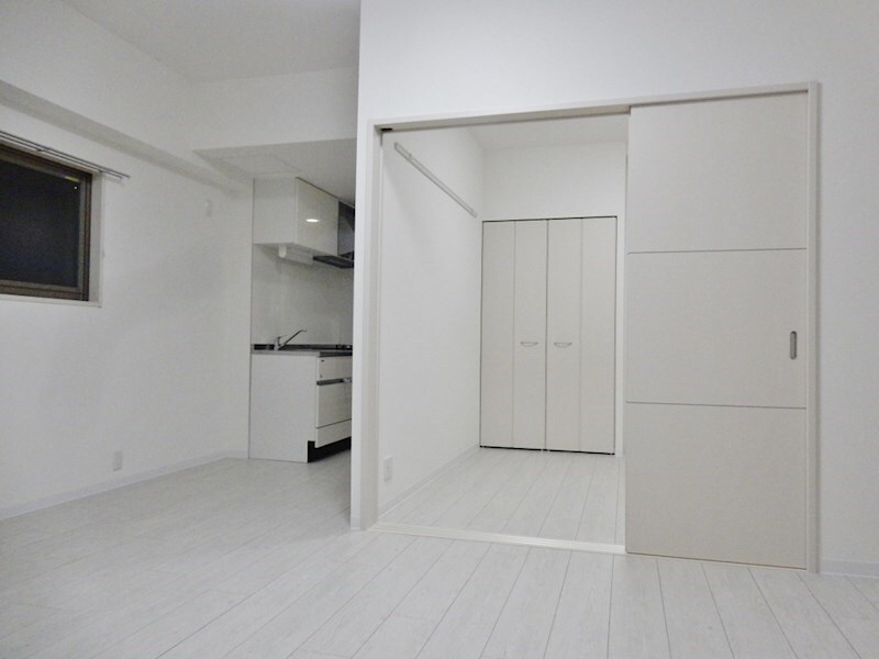 物件内観写真4　(10.2帖のリビング)