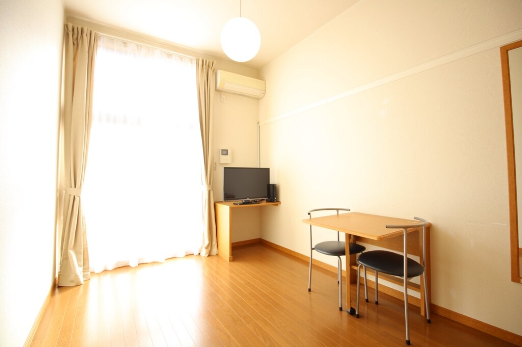 物件内観写真4　(ロフトつきタイプなので、天井高く開放感のあるお部屋です。)