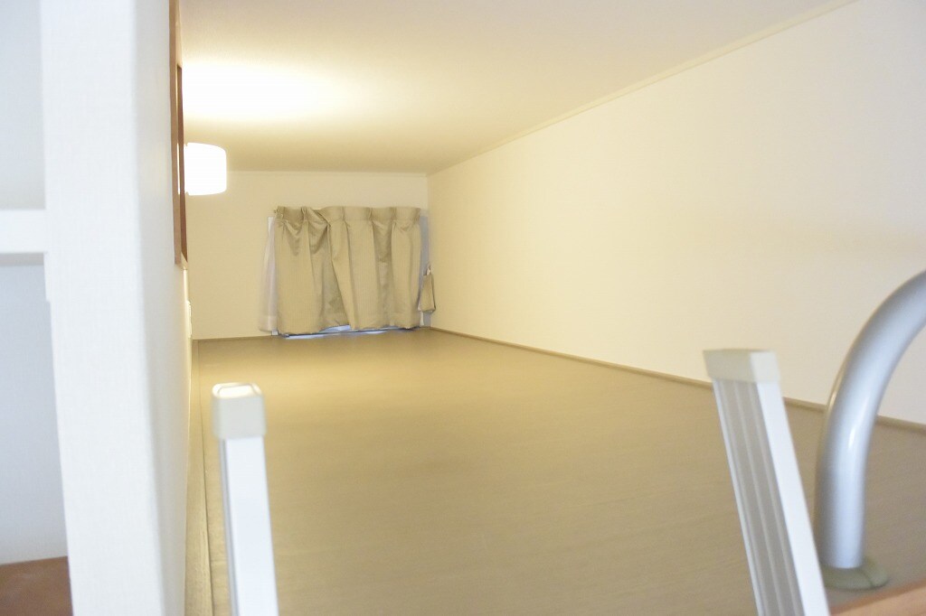 物件内観写真16　(窓付きのロフトで空調も調えやすいです♪)