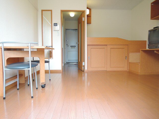 物件内観写真4　(１階はフローリングで、２階は絨毯になります。)