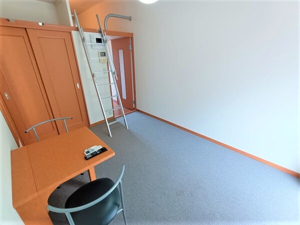 ベッドルーム(家電・家具付きのお部屋です。)