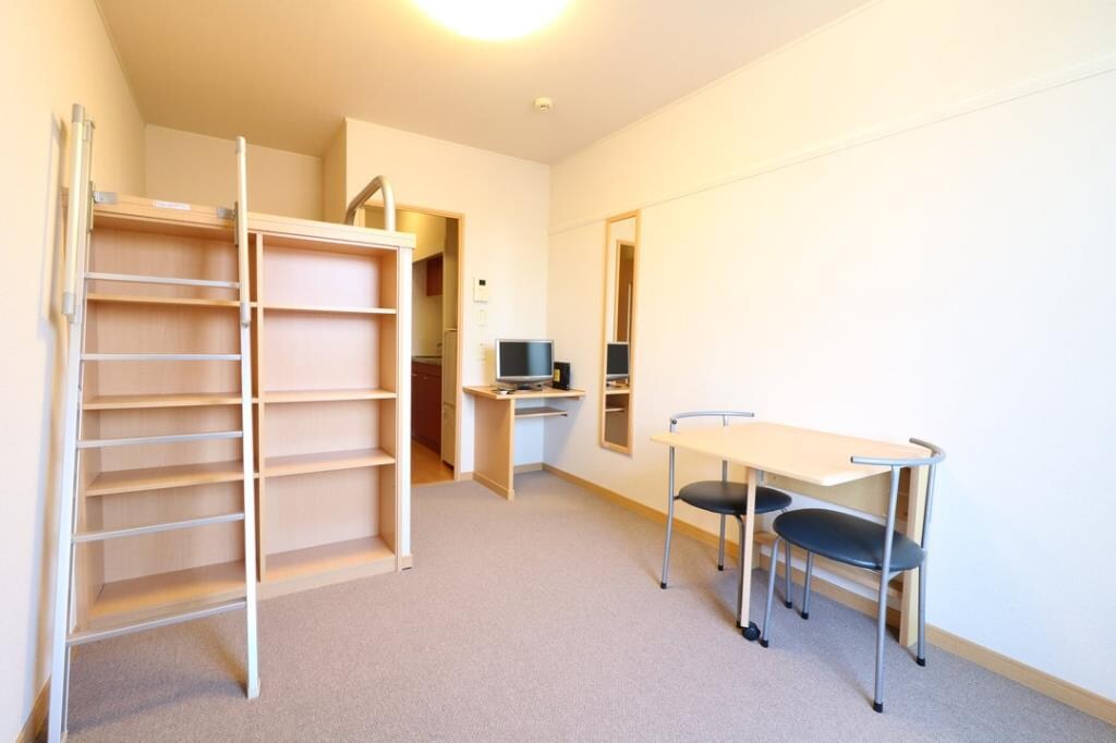 物件内観写真3　(当社人気のハイベッドタイプ！！！ベッド横の本棚も便利。)