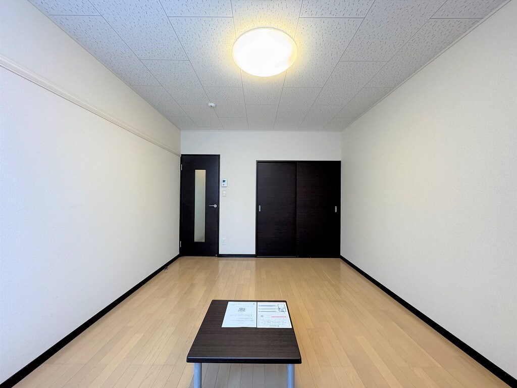 物件内観写真4　(１Ｆはフローリング仕様・２Ｆは絨毯仕様)