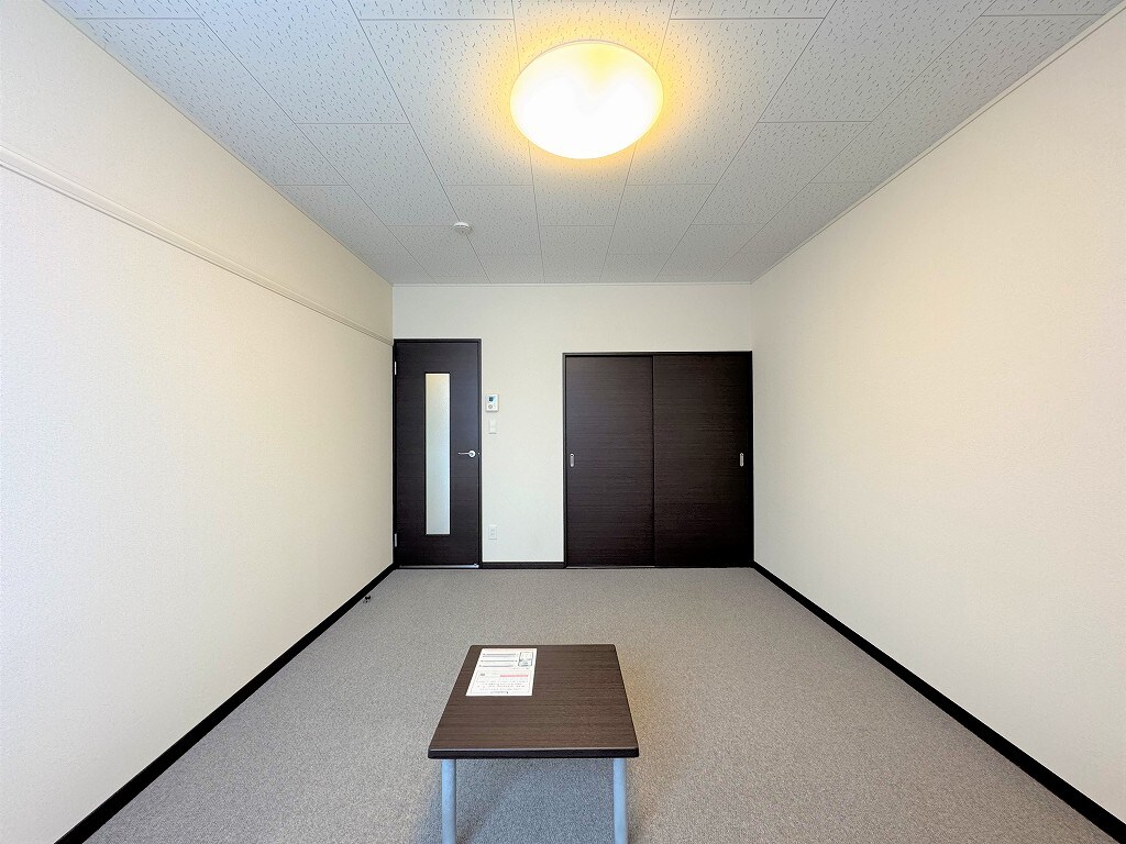 物件内観写真8　(１Ｆはフローリング仕様・２Ｆは絨毯仕様)