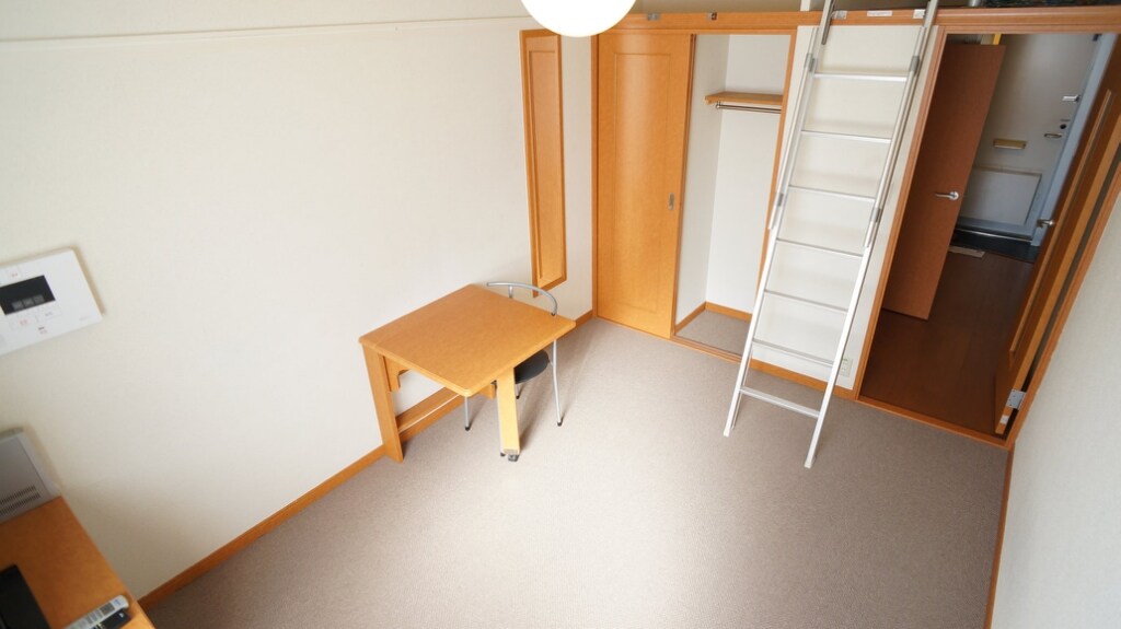 物件内観写真15　(クローゼット付きでお部屋を広々お使いいただけます。)