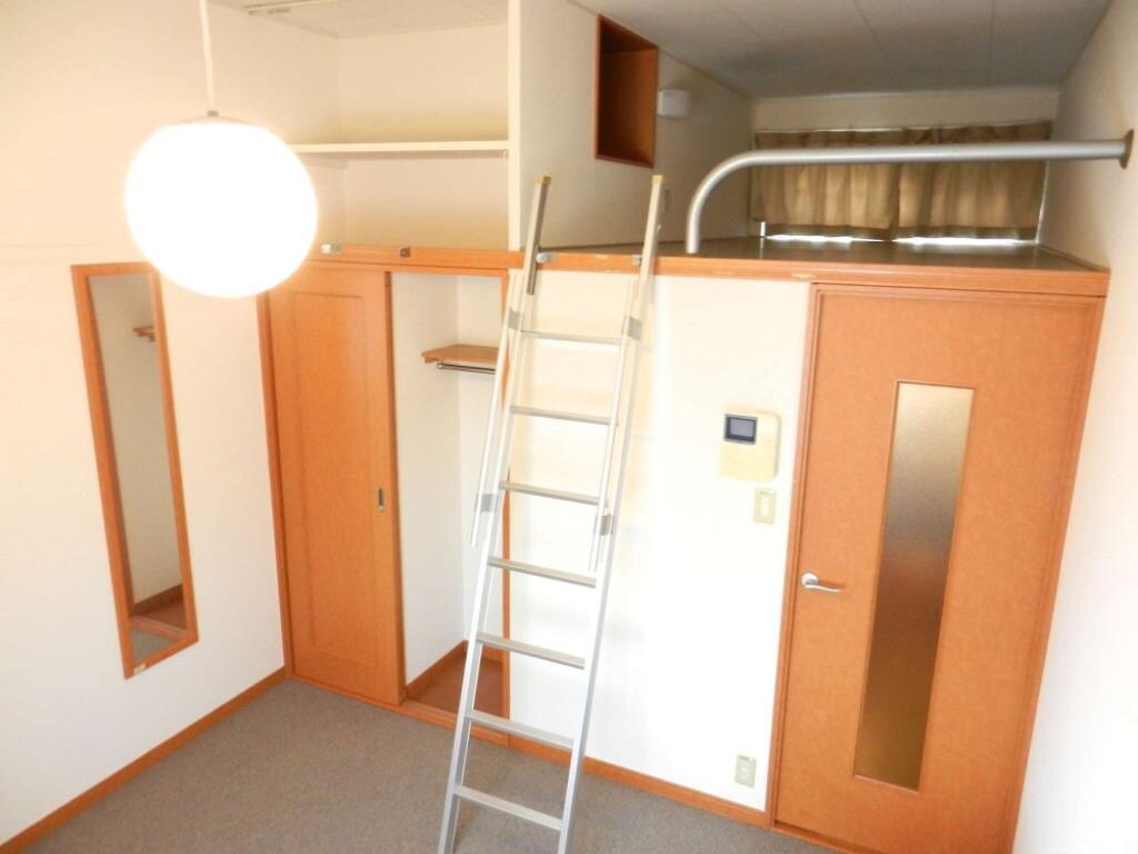 物件内観写真15　(クローゼット上部にも収納スペースあり♪)