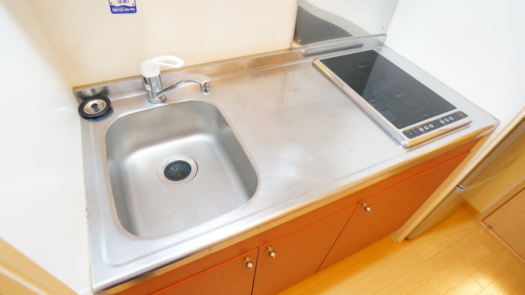 物件内観写真3　(コンパクトなキッチンで掃除もらくらく。)