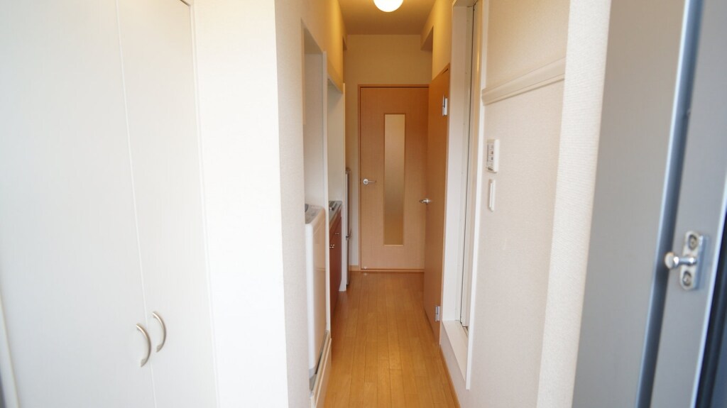 物件内観写真12　(スッキリとした廊下♪)
