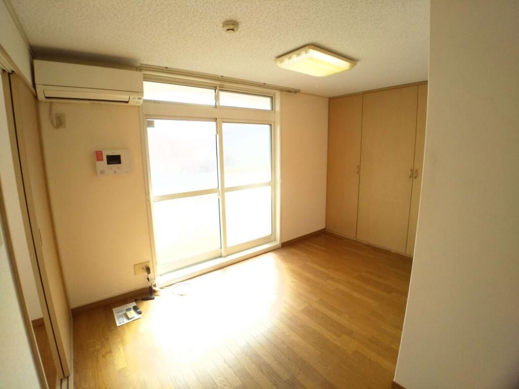 物件内観写真4　(ワイドな窓にて明るいお部屋)