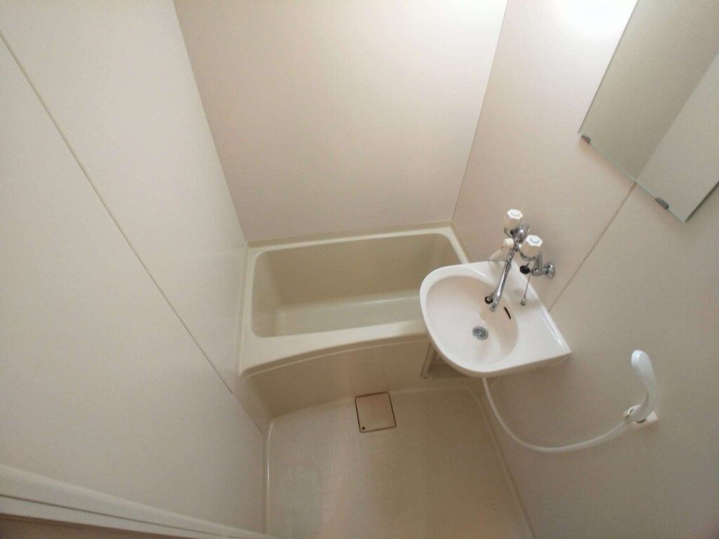 物件内観写真5　(快適なバスルーム)