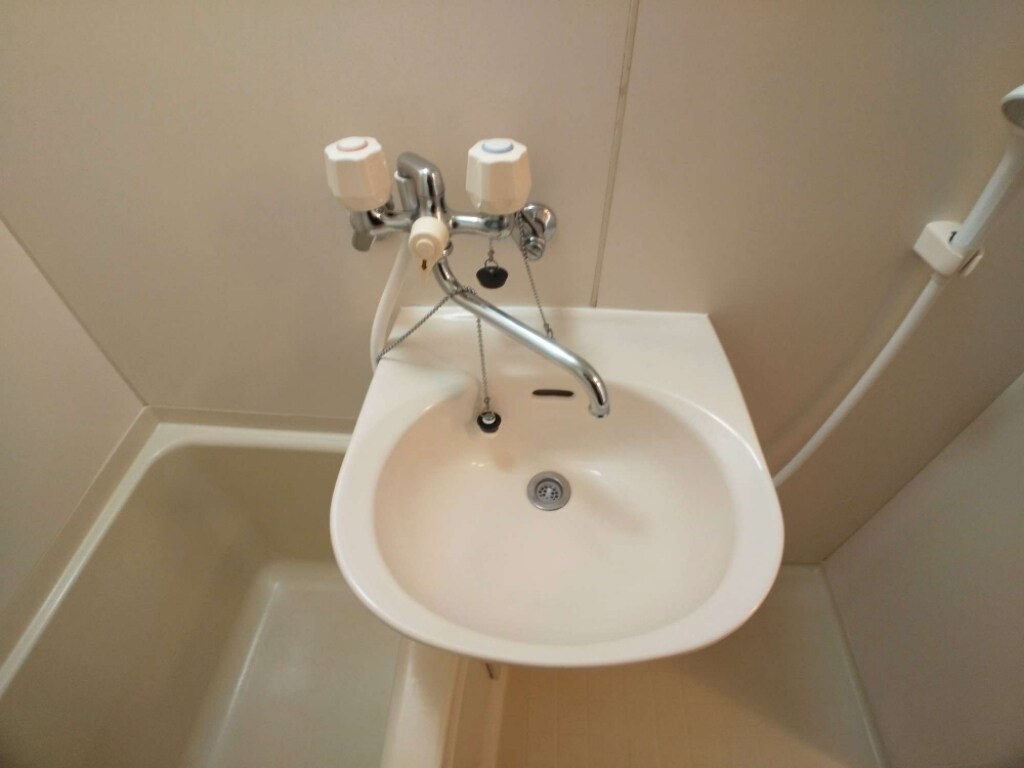 物件内観写真10　(鏡を備え　準備のしやすい洗面台)