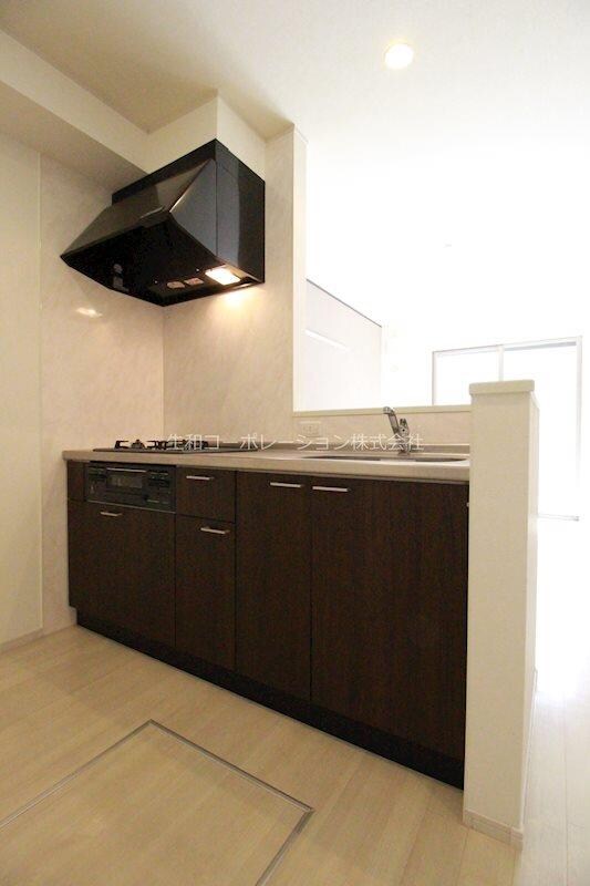 物件内観写真5　(3口コンロ付きカンターキッチン)