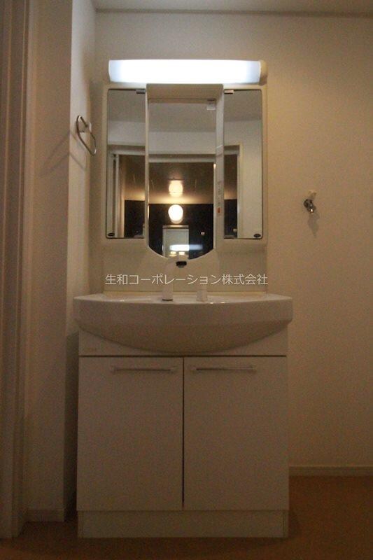 物件内観写真19　(三面鏡化粧台)