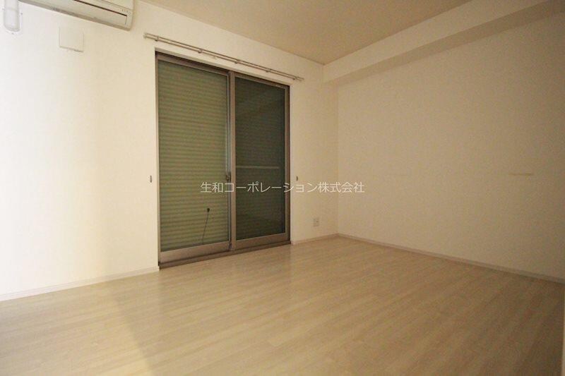 物件内観写真22　(寝室　防犯シャッター付いています。)