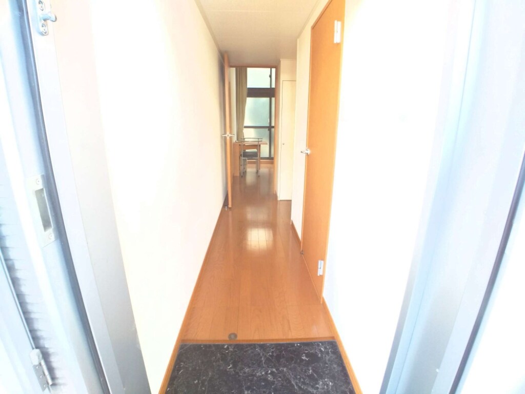 物件内観写真7　(玄関ドアは防犯サムターン設置)