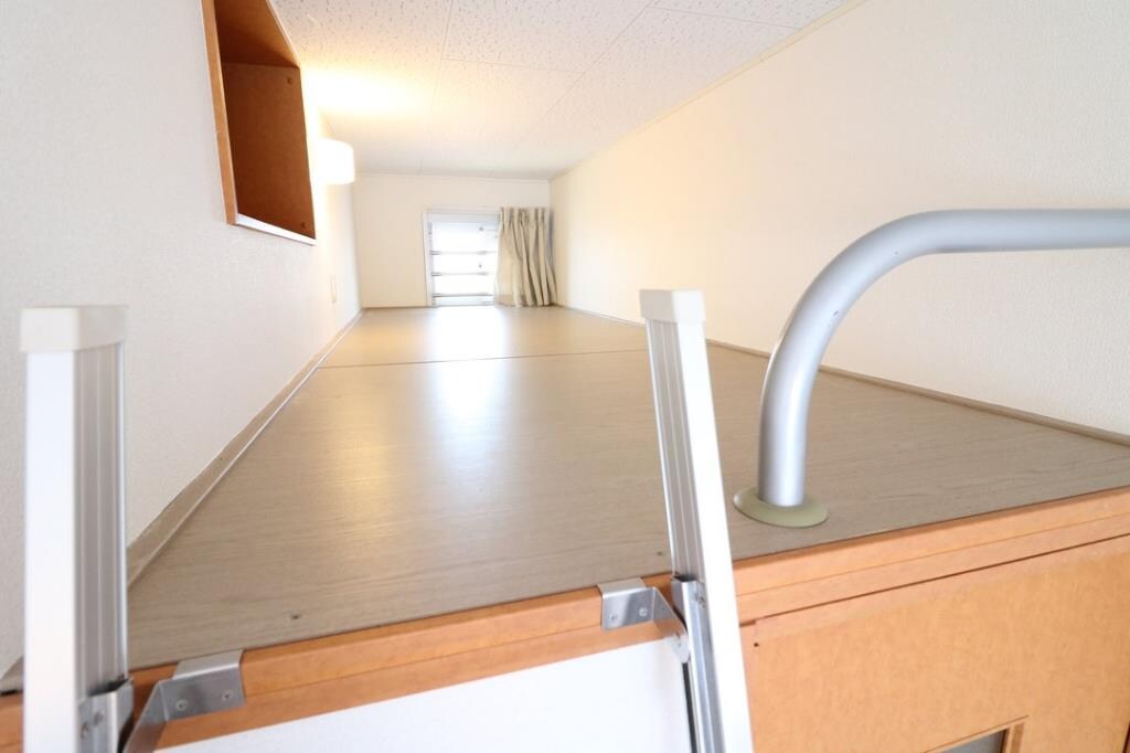 物件内観写真9　(ロフトスペースを有効利用することでお部屋広々！)