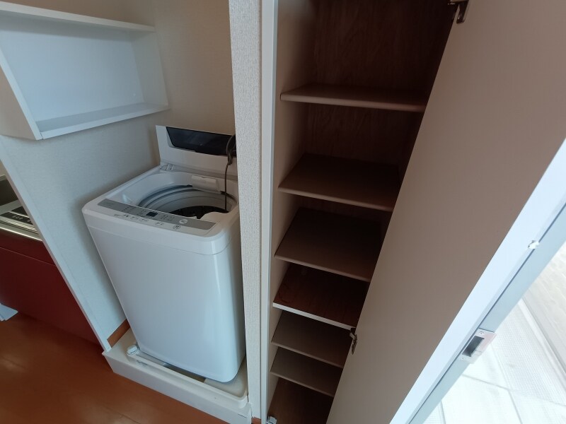 物件内観写真7　(玄関には下駄箱スペースがあります。)