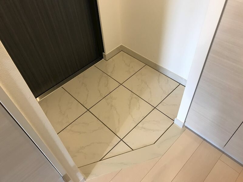 物件内観写真6　(タイル調の玄関)