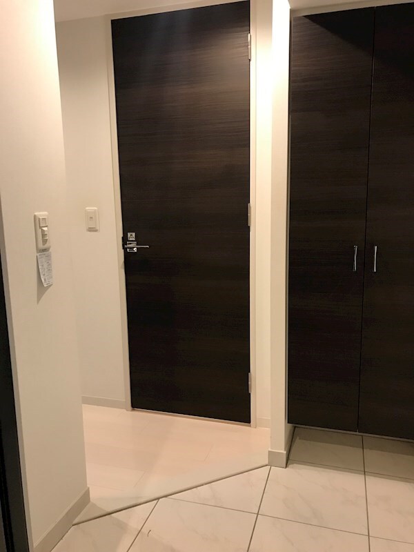 物件内観写真7　(タイル調の玄関)