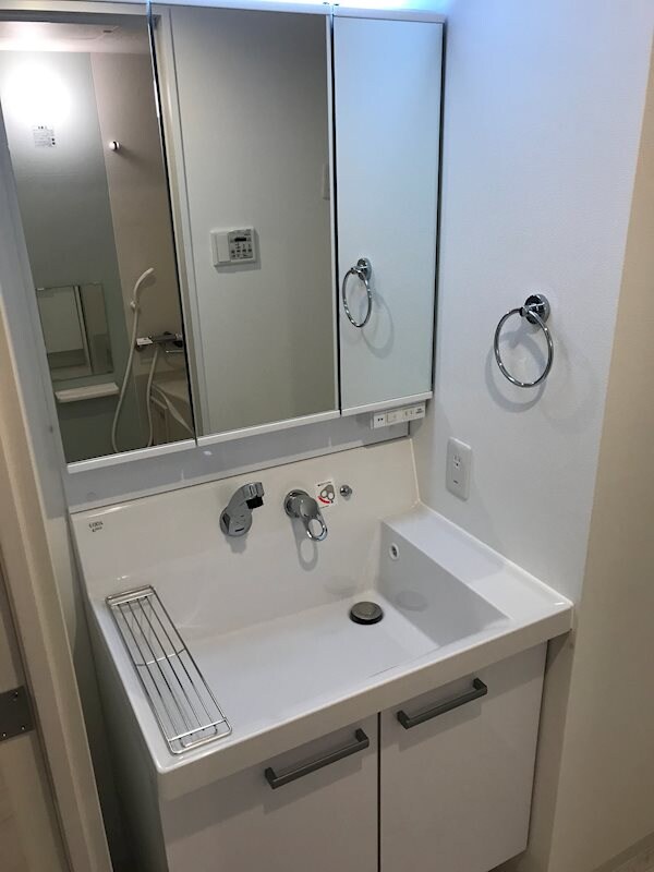 物件内観写真8　(洗面化粧台シャンプードレッサー付)