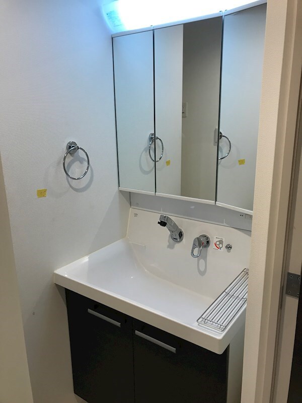 物件内観写真9　(洗面化粧台シャンプードレッサー付)