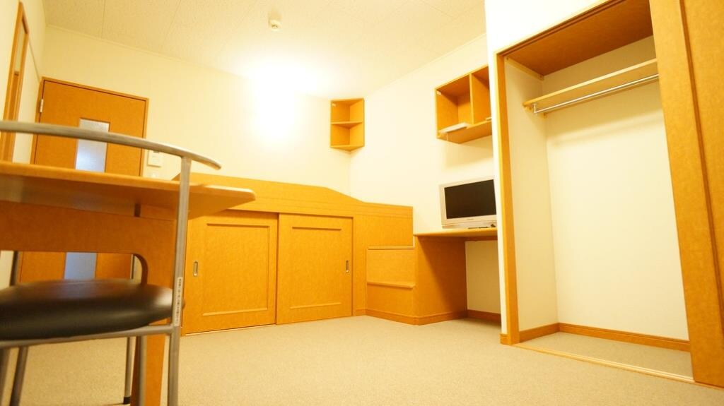 物件内観写真4　(クローゼット付きでお部屋を広々お使いいただけます。)