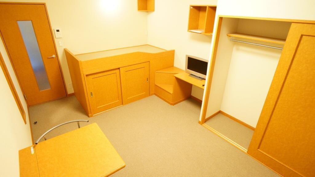 物件内観写真14　(クローゼット以外にも収納スペース多数あり。)