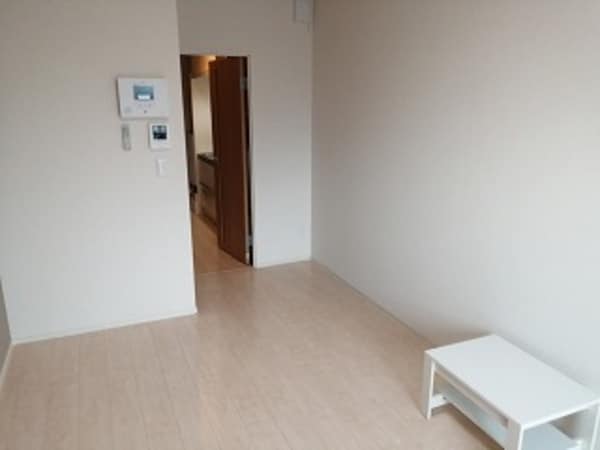 ベッドルーム(家電家具付き。ホームセキュリティも無料でご利用可能です。)